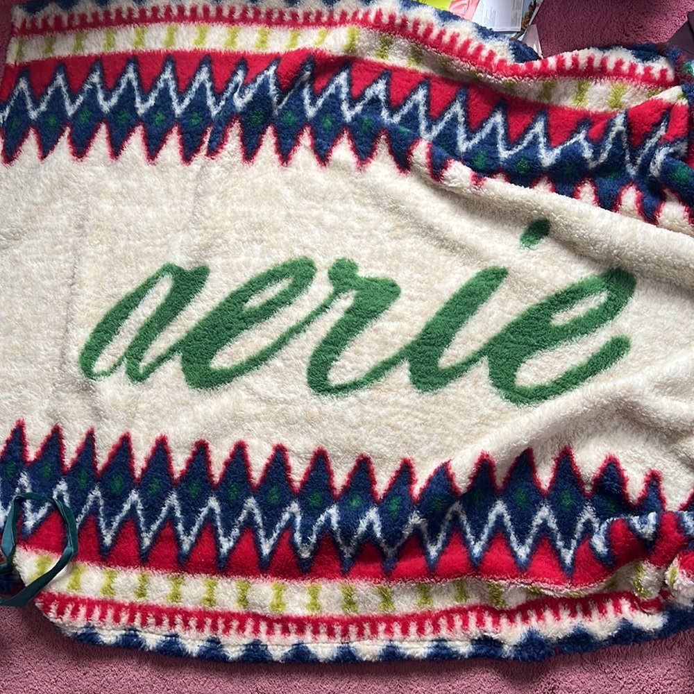 NWT Aerie Sherpa blanket